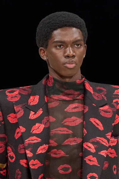 Look 16